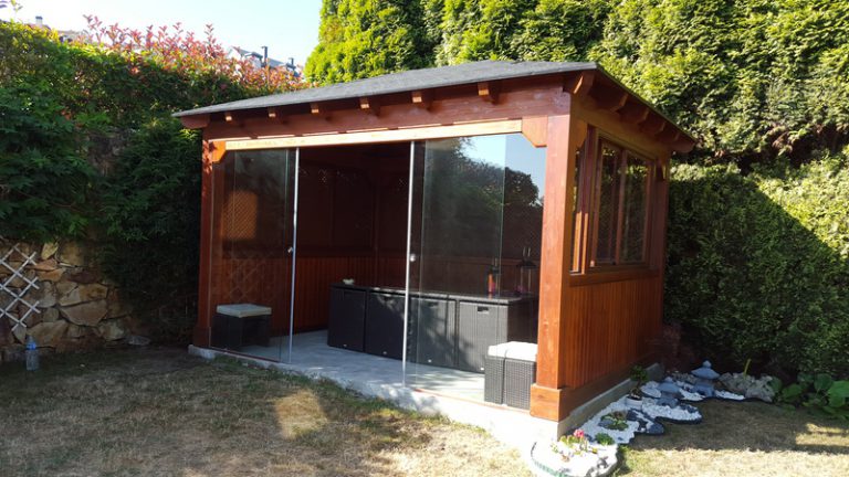 Cenador de madera a cuatro aguas.