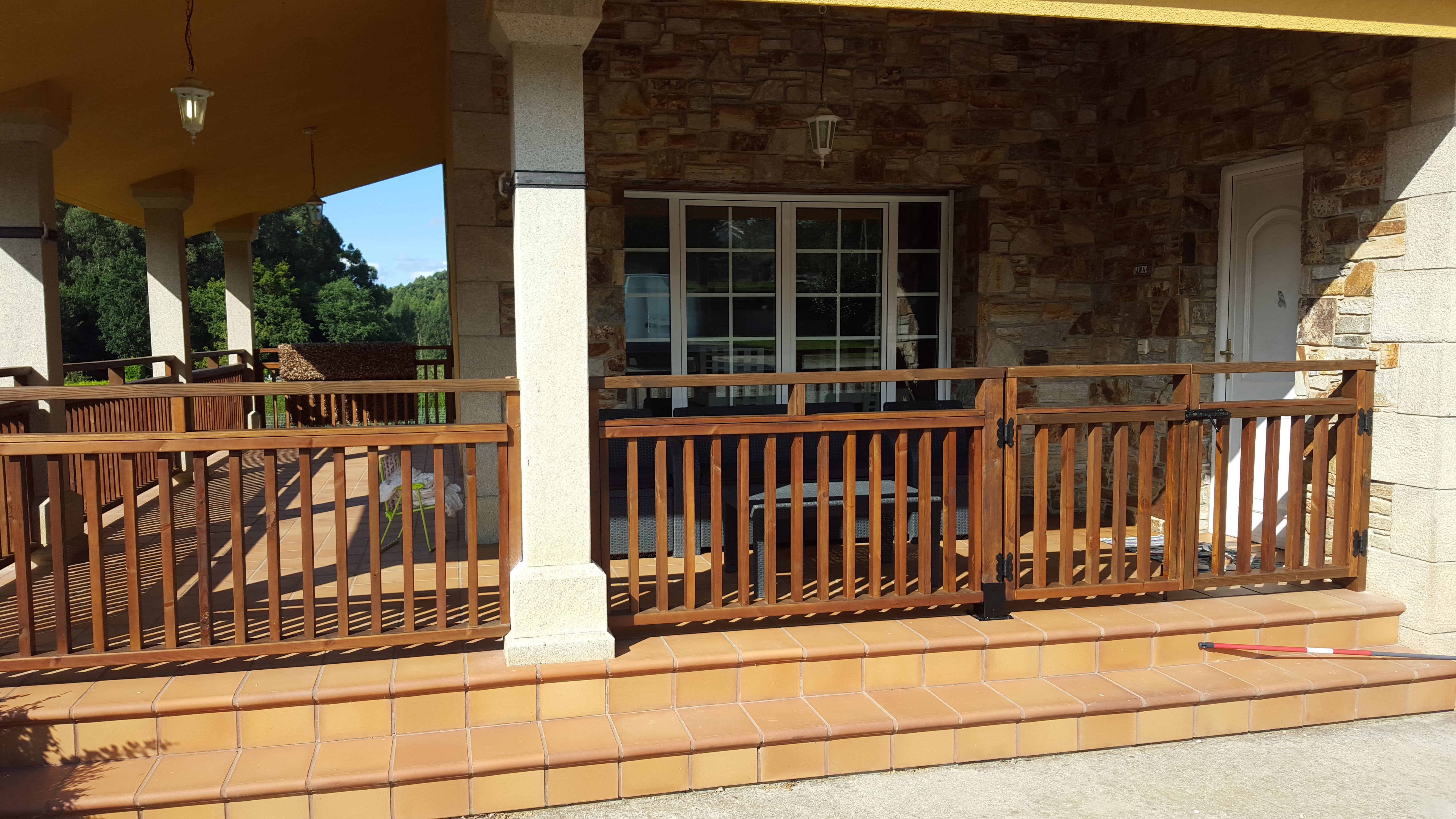 Valla de madera tratada barroteada.